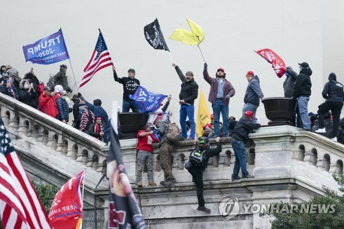 2021년 1월 6일 美 의회에 난입한 트럼프 지지층. [AP=연합뉴스]